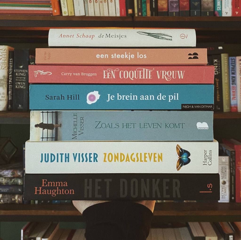 Mijn favorietenstapeltje van 2021 met van boven naar onderen: De meisjes, Een steekje los, Een coquette vrouw, Je brein aan de pil, Zoals het leven komt, Zondagsleven en Het donker