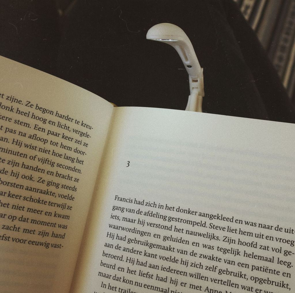 Leeslampje bed op boek