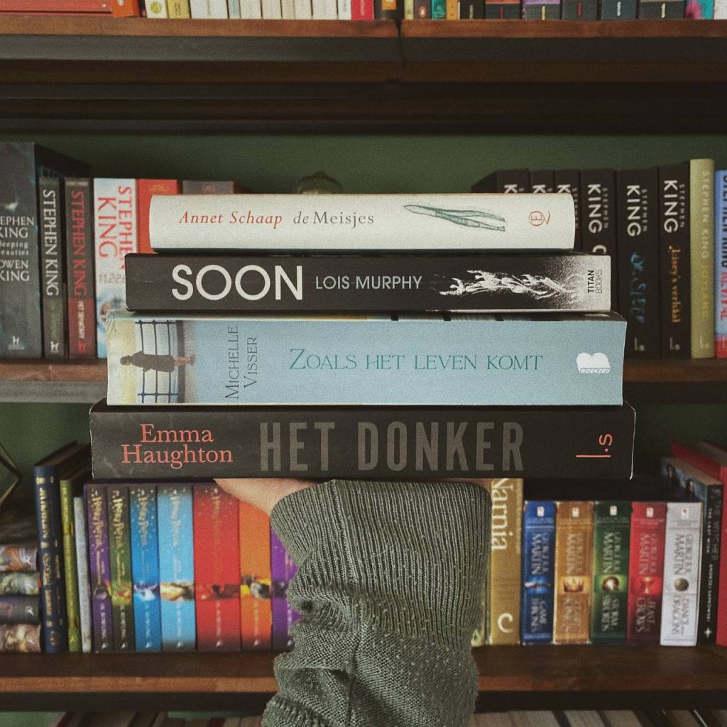 De fysieke boeken die ik in oktober las, vastgehouden voor de boekenkast