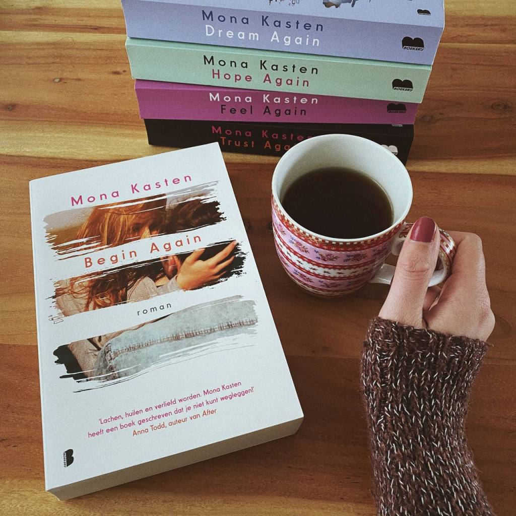 De Again-serie van Mona Kasten op een houten tafel. Daarnaast houd ik een grote roze mok thee vast. 