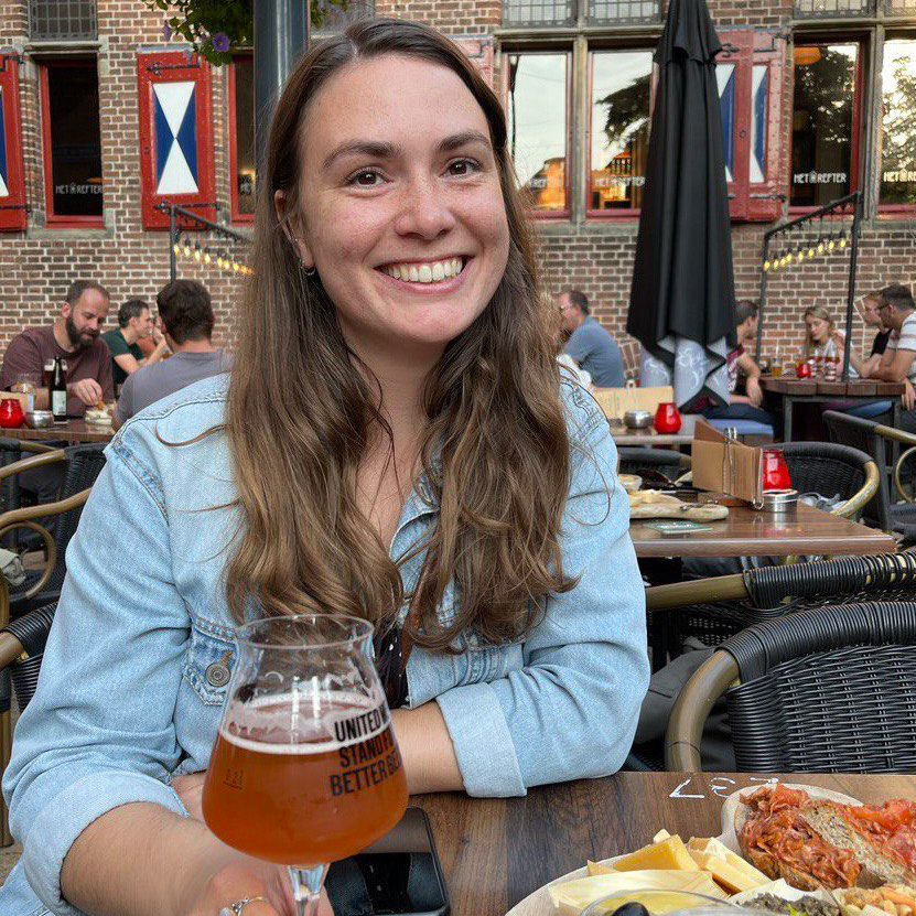 Romi geniet van een drankje bij Het Refter, een van haar favoriete plekjes in Zwolle.